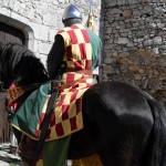 un chevalier se rend au château